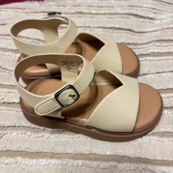 Old Navy Sandals Scalloped Cream Tan Toddler Baby Girl Shoe Size 8 LIKE NEW - Picture 3 of 8